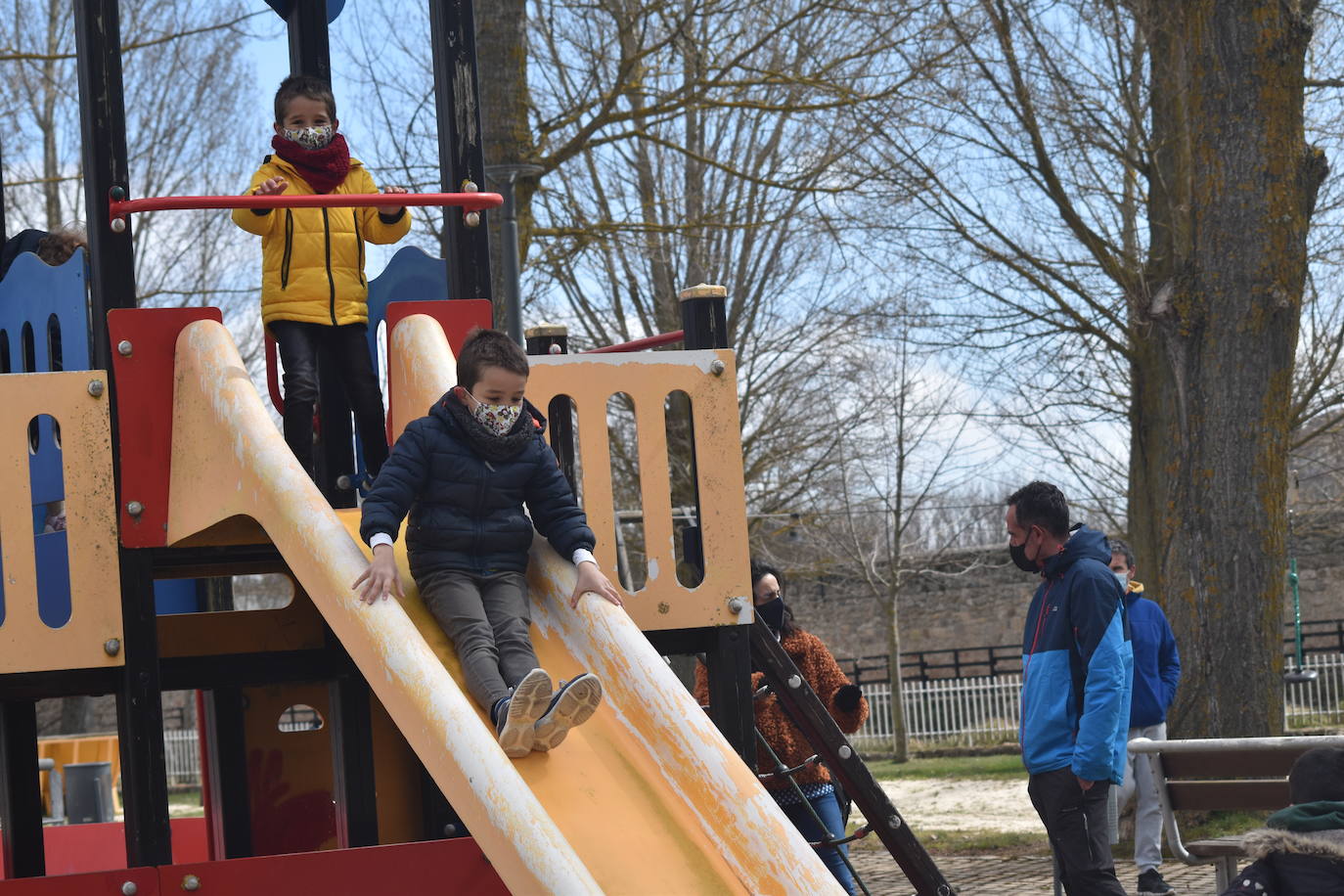 Fotos: Ilusiones infantiles en el parque de Aguilar tras un año cerrado