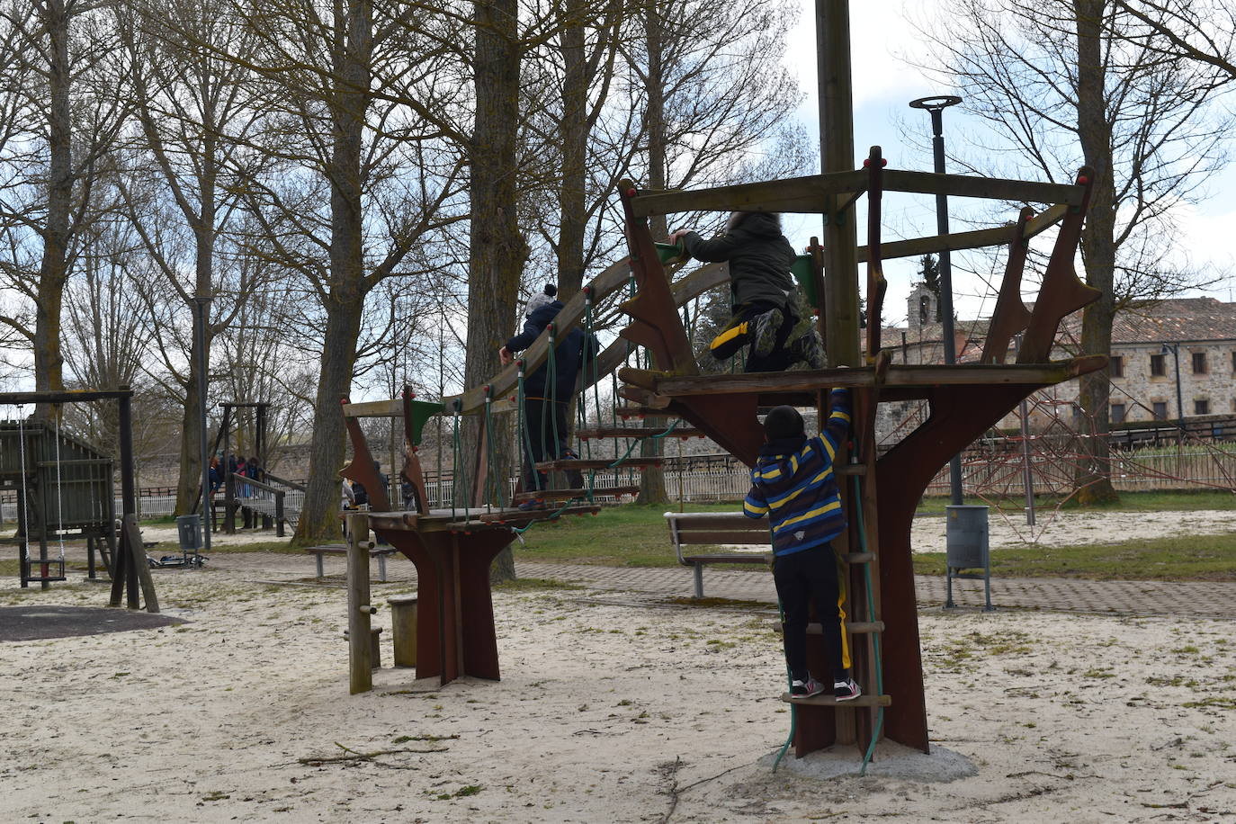 Fotos: Ilusiones infantiles en el parque de Aguilar tras un año cerrado