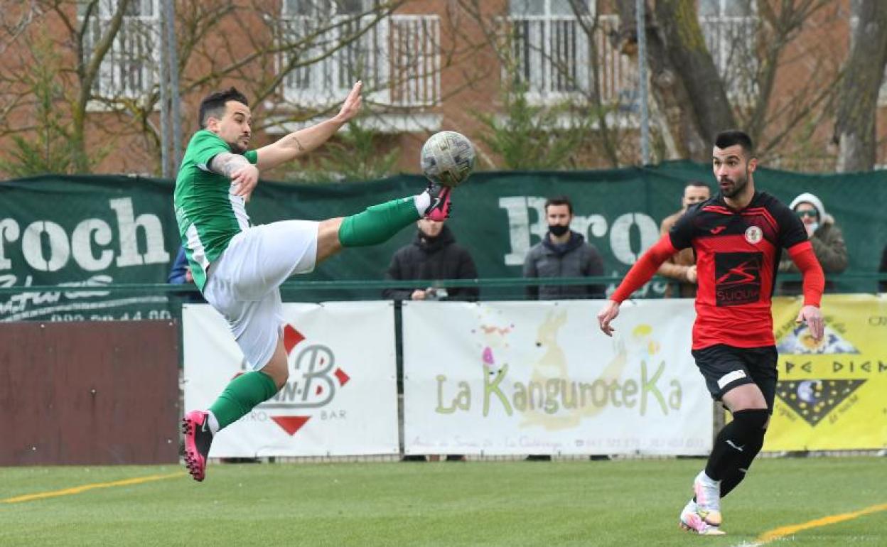 Tato Giralte controla el balón de manera acrobática. 