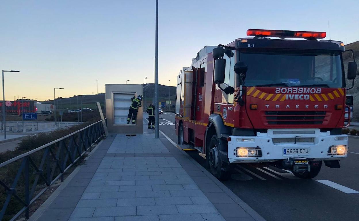 Retirada de la cristalera de la marquesina de Río Shopping, ayer sábado por la tarde. 