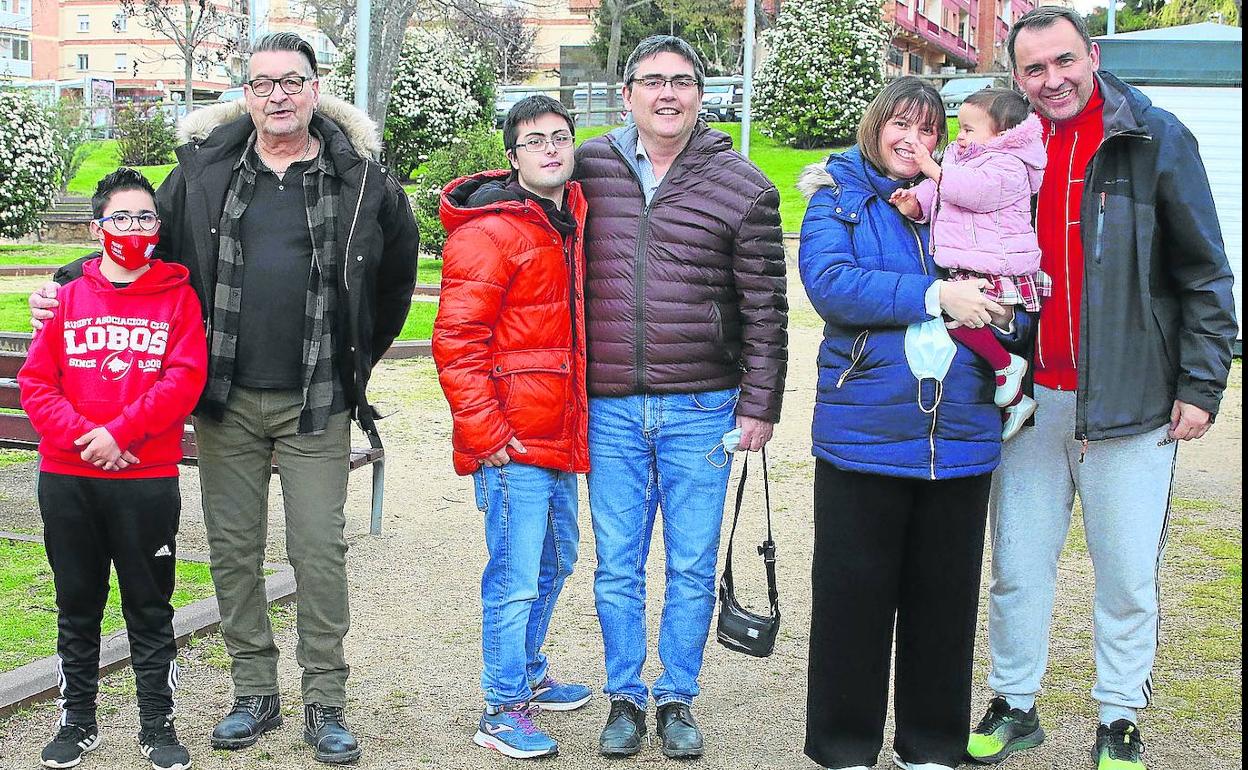 De izquierda a derecha, Mitchel, David y Julia con sus respectivos padres, el pasado viernes, en el parque del Peñascal 