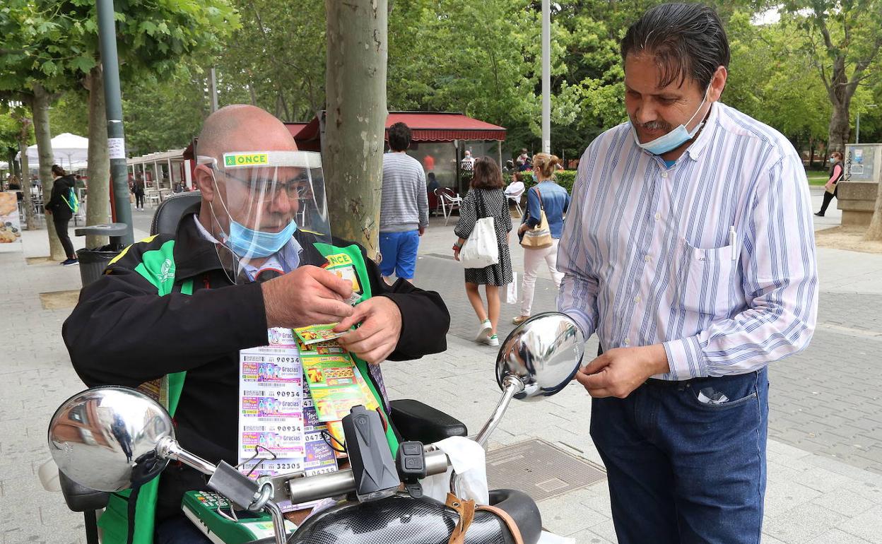 Un vendedor de la ONCE, en una imagen de archivo.