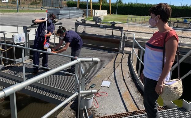 María Sánchez observa la toma de muestras para los análisis de seguimiento de Covid-19 en aguas residuales. 