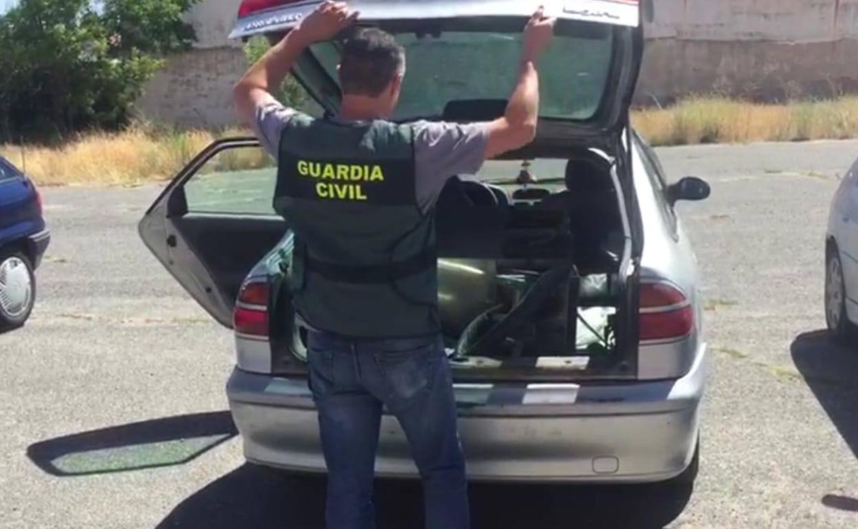 Un agente inspecciona el vehículo con herramientas utilizadas en los robos. 