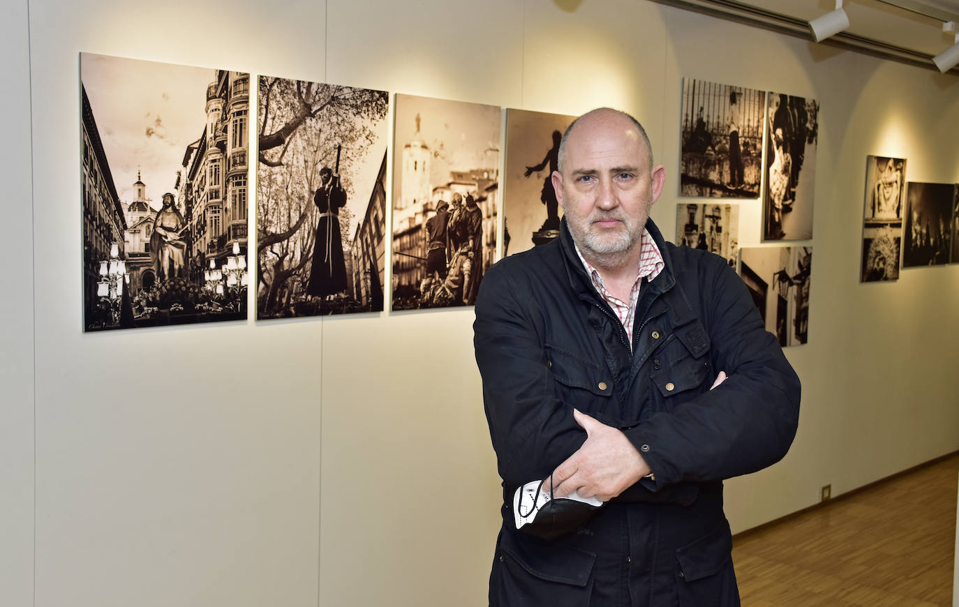 Exposición de fotografía 'Dos semanas, un encuentro 2021' realizada en la Oficina de Turismo de Valladolid, en la que se exponen imágenes de Semana Santa de autores como Chema Concellón y Fran Jiménez.