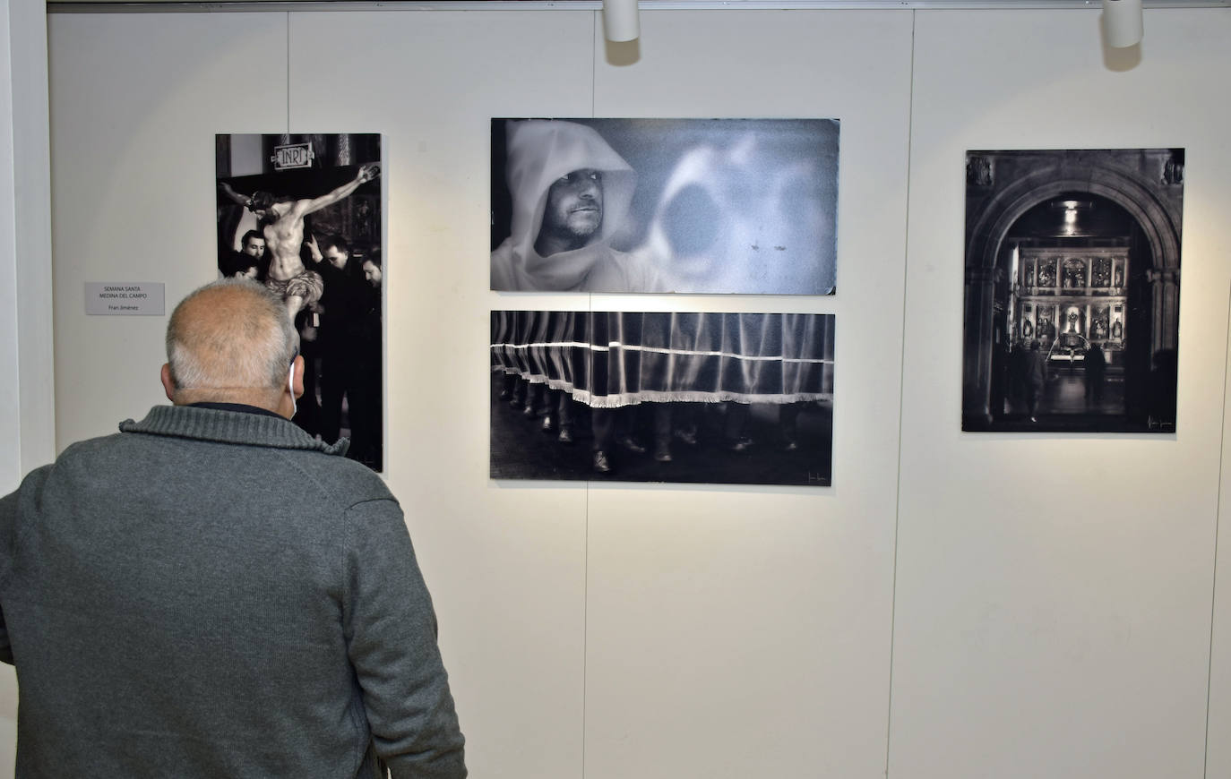 Exposición de fotografía 'Dos semanas, un encuentro 2021' realizada en la Oficina de Turismo de Valladolid, en la que se exponen imágenes de Semana Santa de autores como Chema Concellón y Fran Jiménez.
