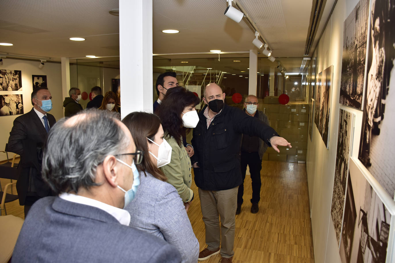 Exposición de fotografía 'Dos semanas, un encuentro 2021' realizada en la Oficina de Turismo de Valladolid, en la que se exponen imágenes de Semana Santa de autores como Chema Concellón y Fran Jiménez.