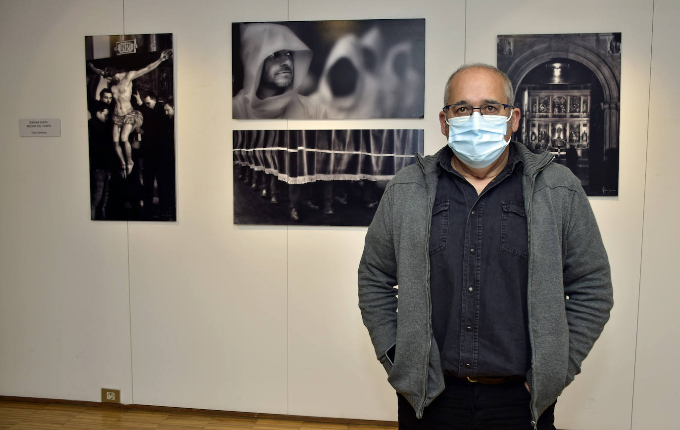 Exposición de fotografía 'Dos semanas, un encuentro 2021' realizada en la Oficina de Turismo de Valladolid, en la que se exponen imágenes de Semana Santa de autores como Chema Concellón y Fran Jiménez.