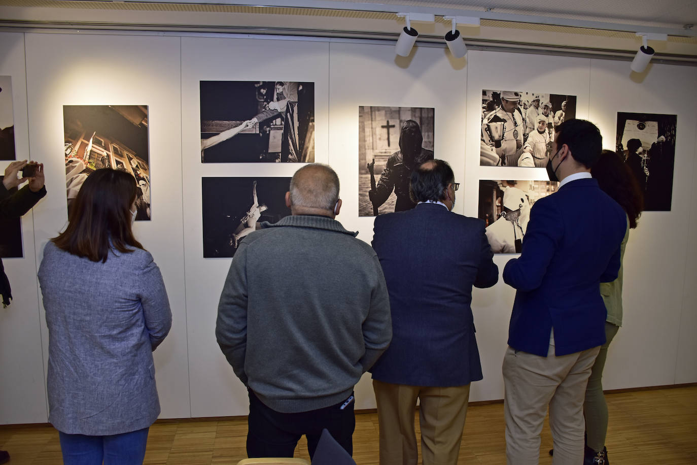 Exposición de fotografía 'Dos semanas, un encuentro 2021' realizada en la Oficina de Turismo de Valladolid, en la que se exponen imágenes de Semana Santa de autores como Chema Concellón y Fran Jiménez.