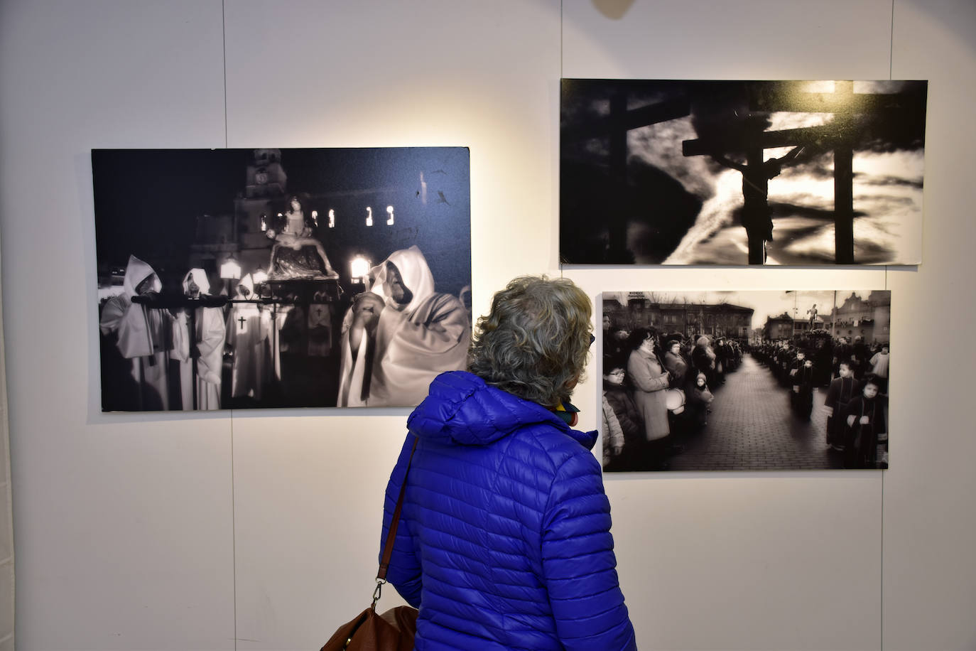 Exposición de fotografía 'Dos semanas, un encuentro 2021' realizada en la Oficina de Turismo de Valladolid, en la que se exponen imágenes de Semana Santa de autores como Chema Concellón y Fran Jiménez.