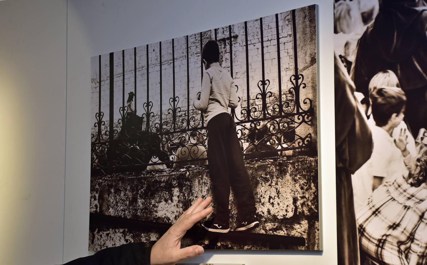 Exposición de fotografía 'Dos semanas, un encuentro 2021' realizada en la Oficina de Turismo de Valladolid, en la que se exponen imágenes de Semana Santa de autores como Chema Concellón y Fran Jiménez.