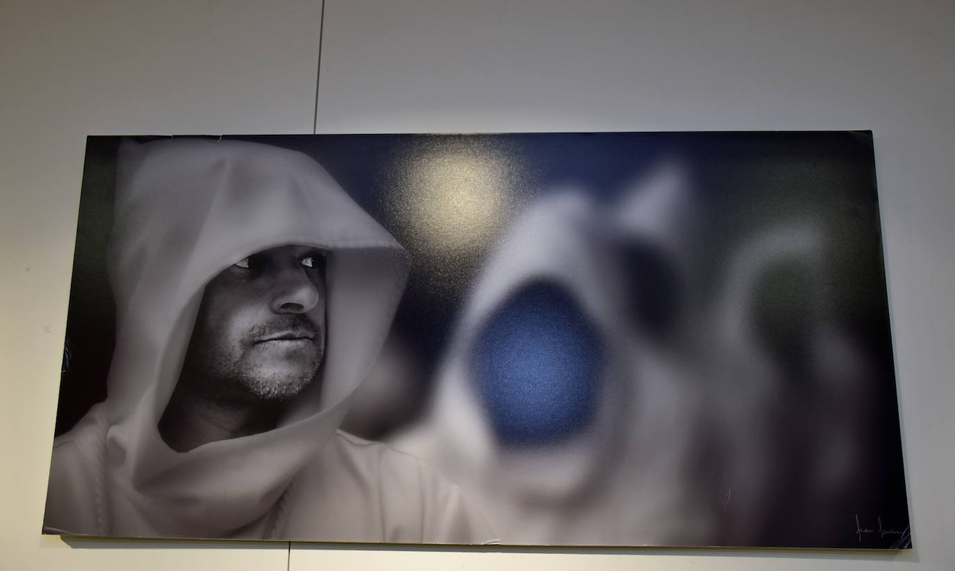 Exposición de fotografía 'Dos semanas, un encuentro 2021' realizada en la Oficina de Turismo de Valladolid, en la que se exponen imágenes de Semana Santa de autores como Chema Concellón y Fran Jiménez.