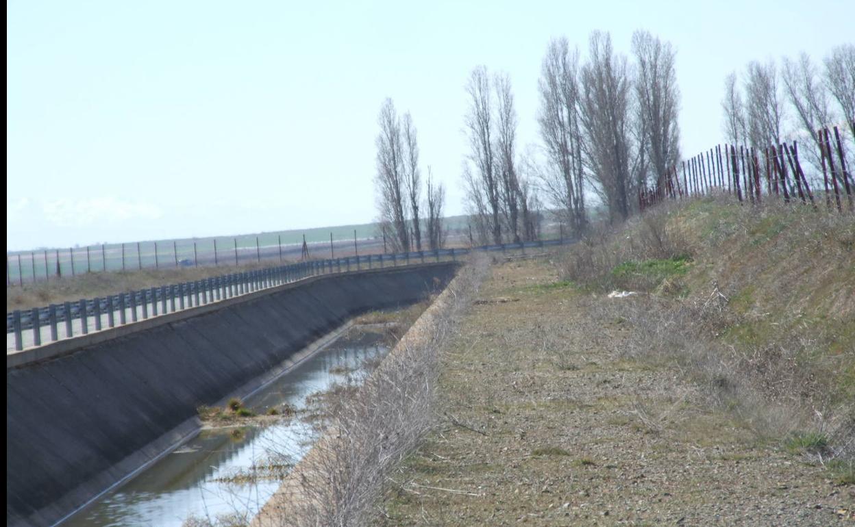 Imagen del viejo canal de La Armuña, que se verá mejora con el nuevo proyecto.