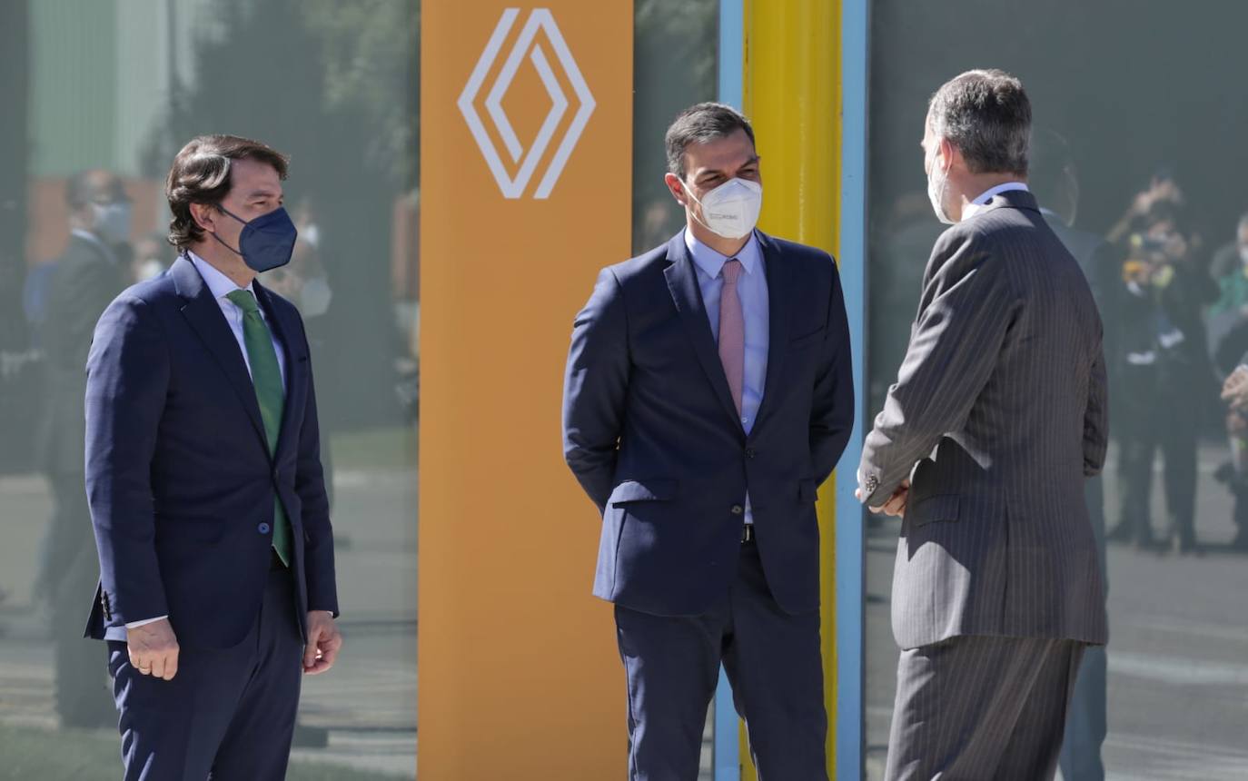 Mañueco y Pedro Sánchez dialogan con Felipe VI en la puerta de la factoría de Renault en Palencia.