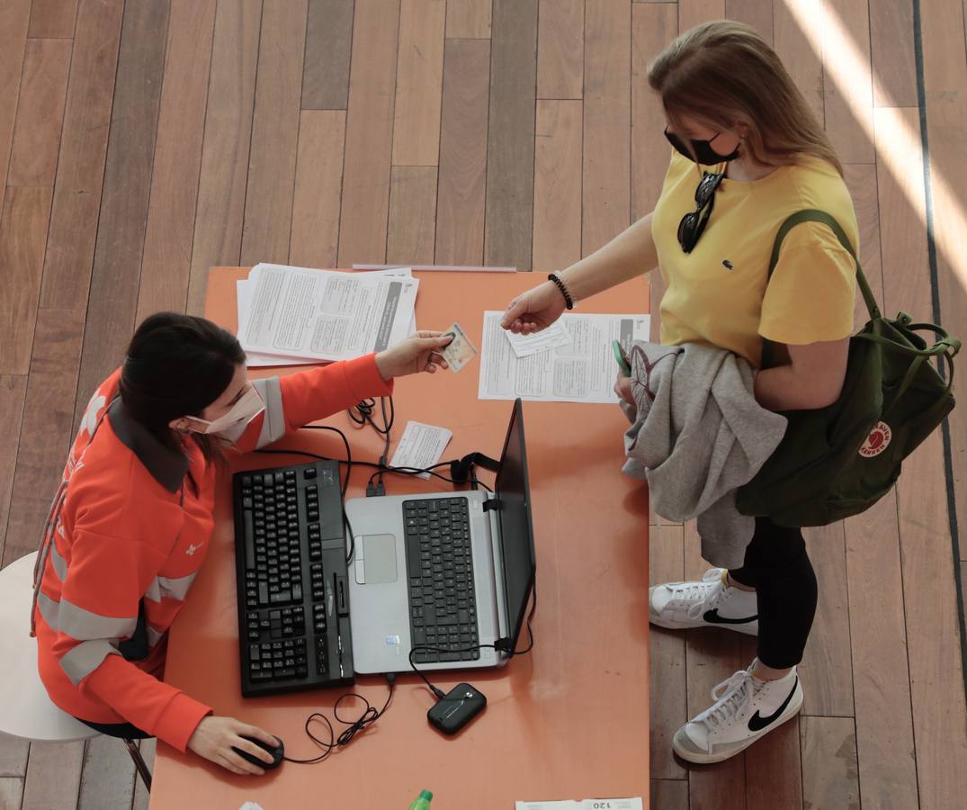 Fotos: Primera jornada de vacunación de AstraZeneca en el Miguel Delibes de Valladolid después de su suspensión