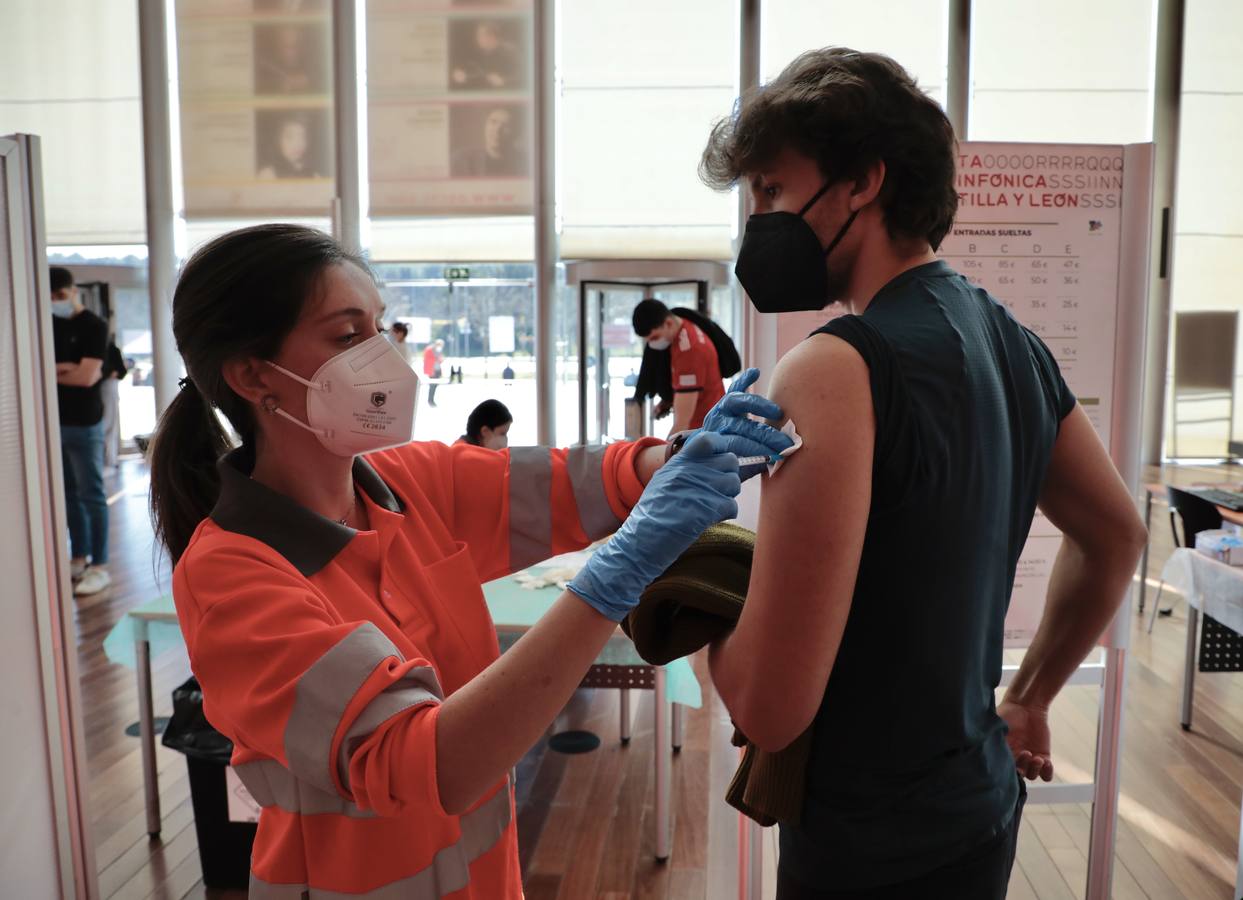 Fotos: Primera jornada de vacunación de AstraZeneca en el Miguel Delibes de Valladolid después de su suspensión