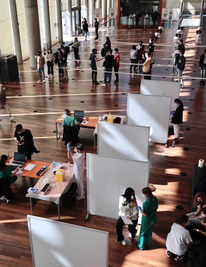 Fotos: Primera jornada de vacunación de AstraZeneca en el Miguel Delibes de Valladolid después de su suspensión