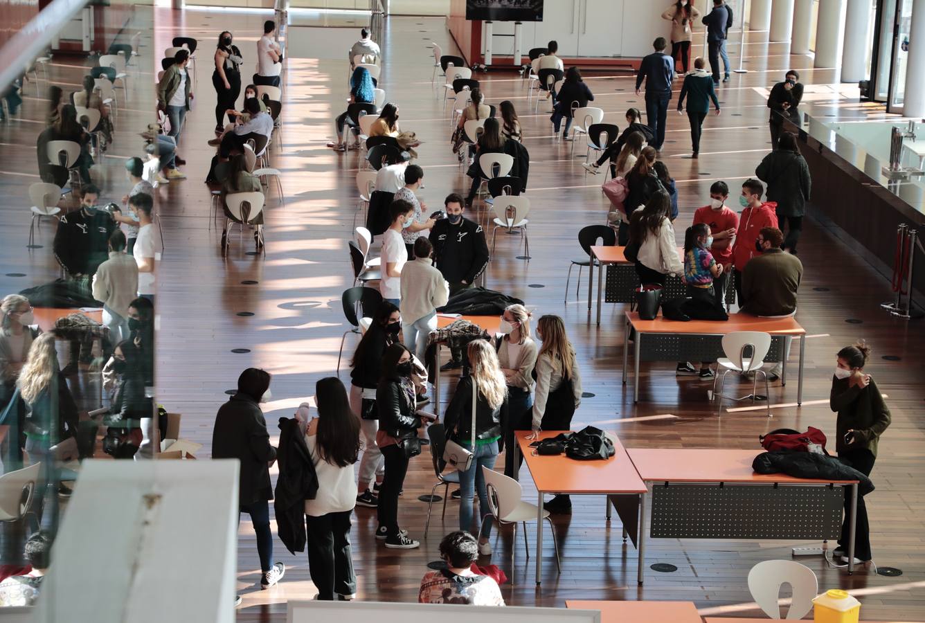 Fotos: Primera jornada de vacunación de AstraZeneca en el Miguel Delibes de Valladolid después de su suspensión