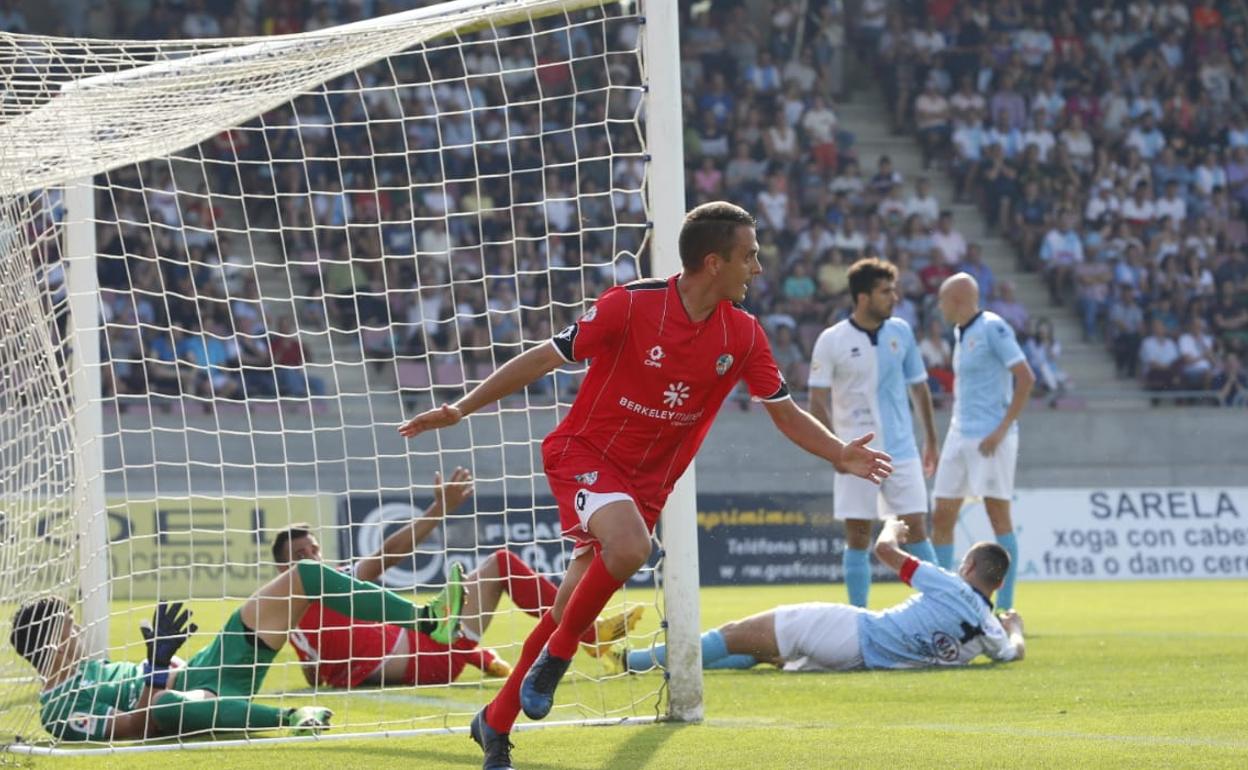 Garban marca en San Lázaro el tanto que supuso el ascenso para los salmantinos. 