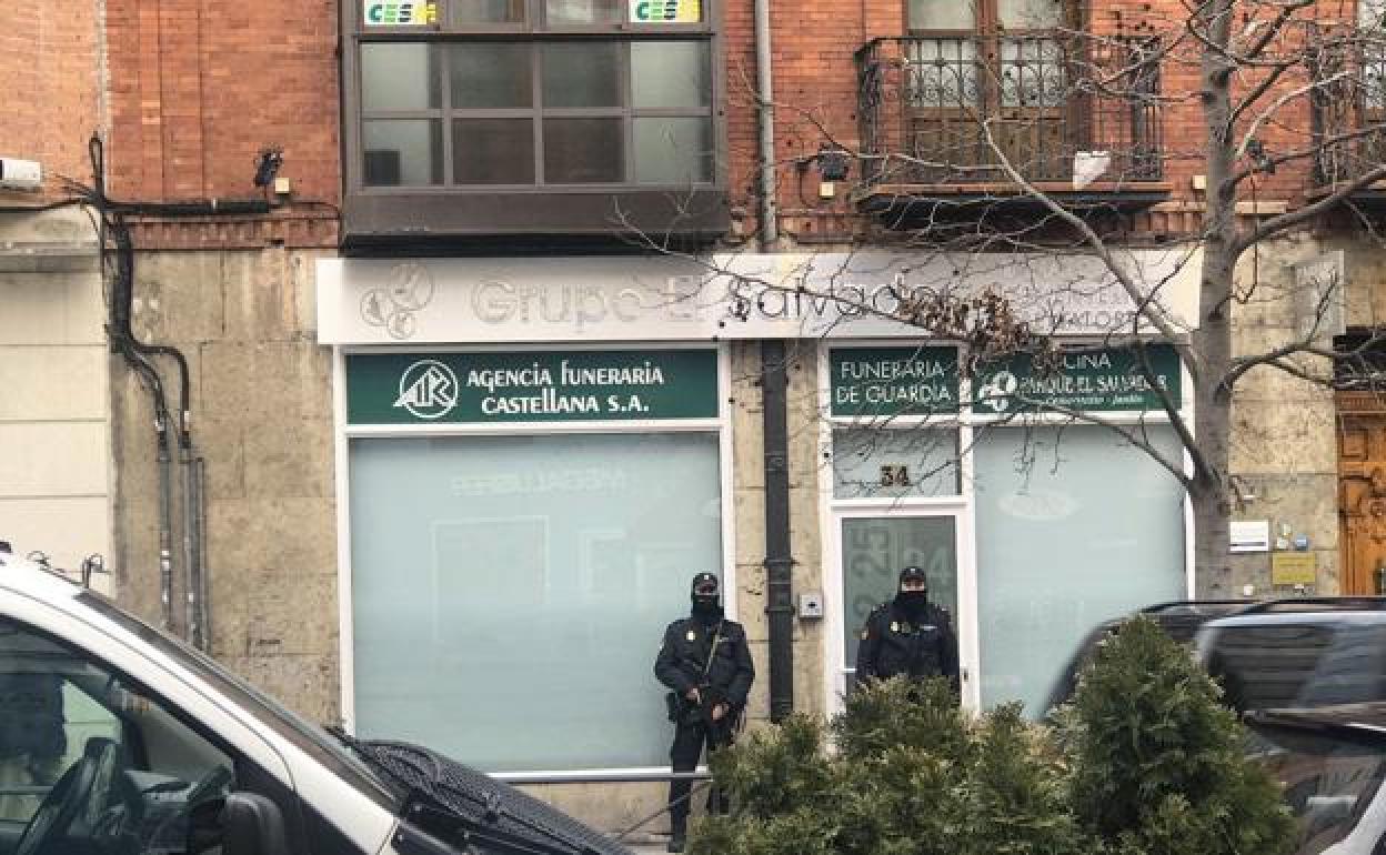 Registro policial en las oficinas de la Agencia Funeraria Castellana. 