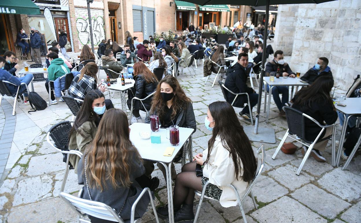 Clientes en terrazas de la zona de la Antigua, en Valladolid.