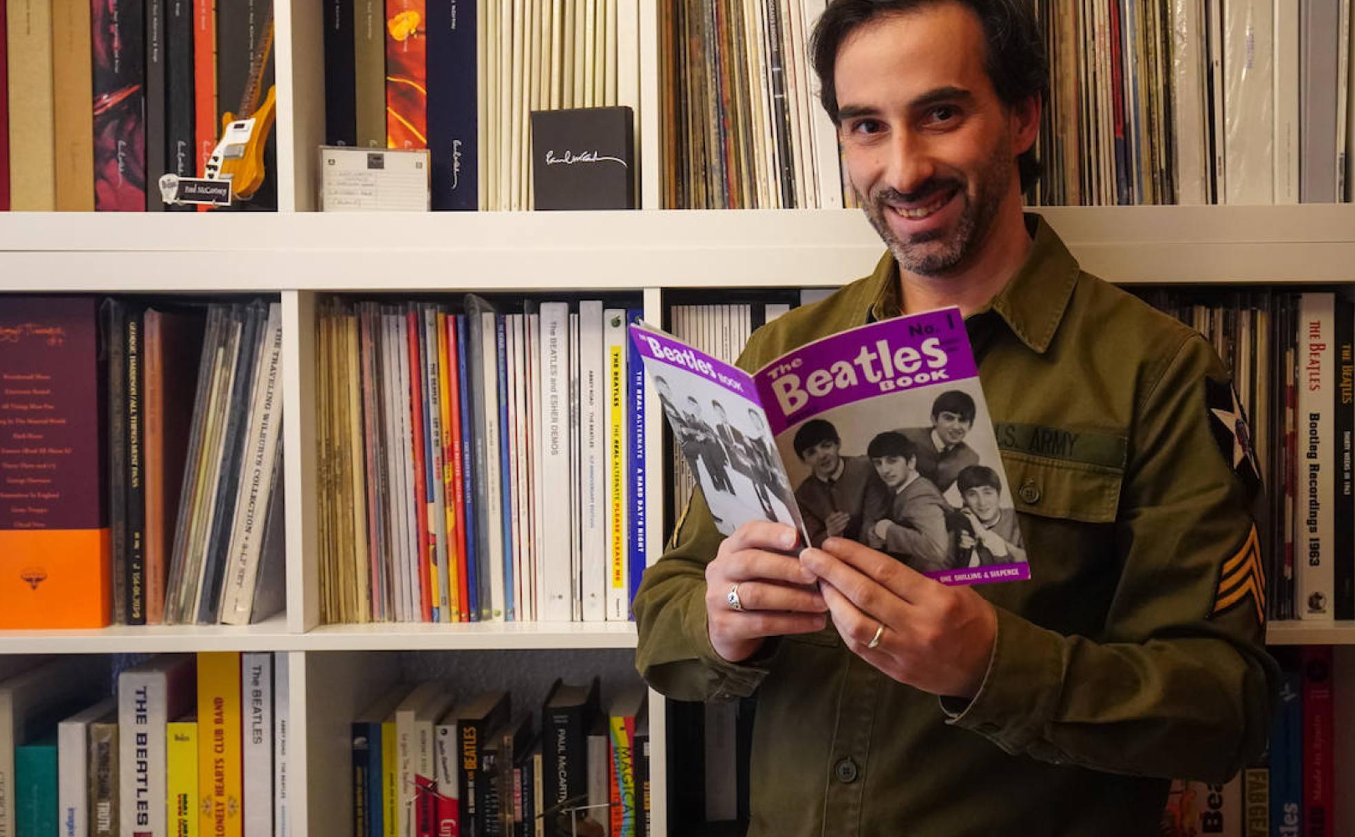 José Ángel Martín, con el primer número de la revista del club de fans.