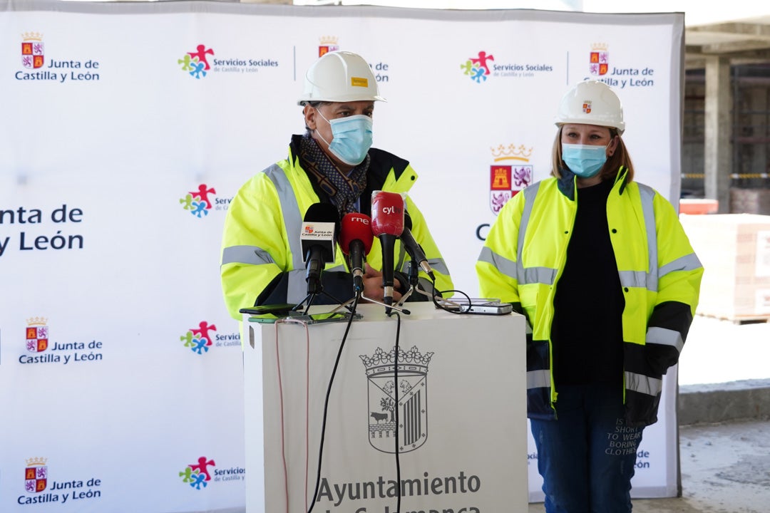 Isabel Blanco durante su visita a las obras de la nueva residencia de Puente Ladrillo en Salamanca