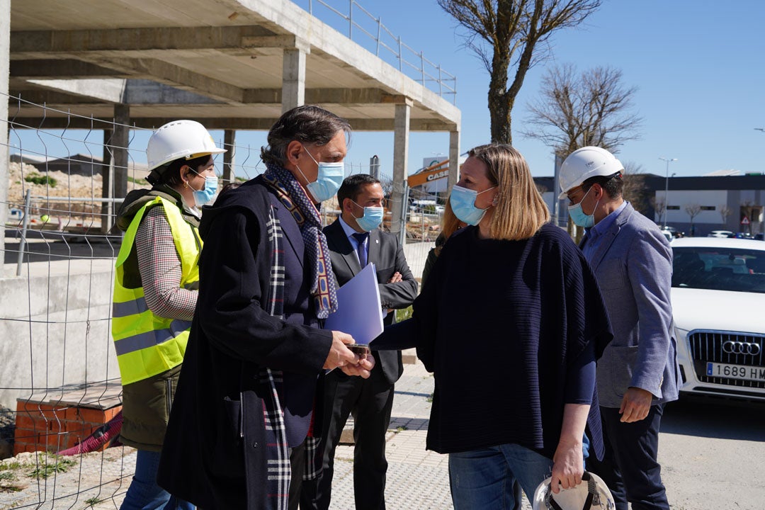 Isabel Blanco durante su visita a las obras de la nueva residencia de Puente Ladrillo en Salamanca