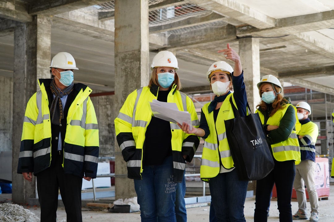 Isabel Blanco durante su visita a las obras de la nueva residencia de Puente Ladrillo en Salamanca