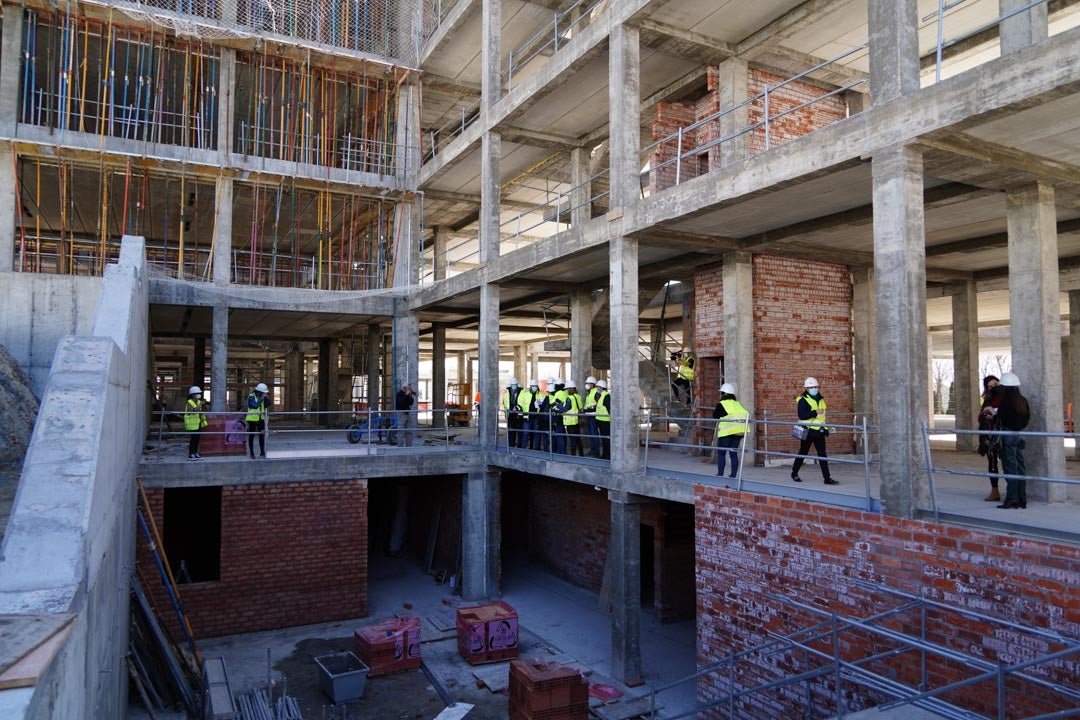 Isabel Blanco durante su visita a las obras de la nueva residencia de Puente Ladrillo en Salamanca