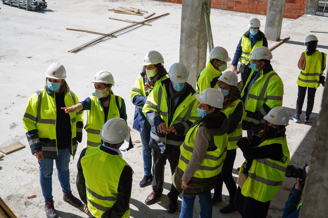 Isabel Blanco durante su visita a las obras de la nueva residencia de Puente Ladrillo en Salamanca