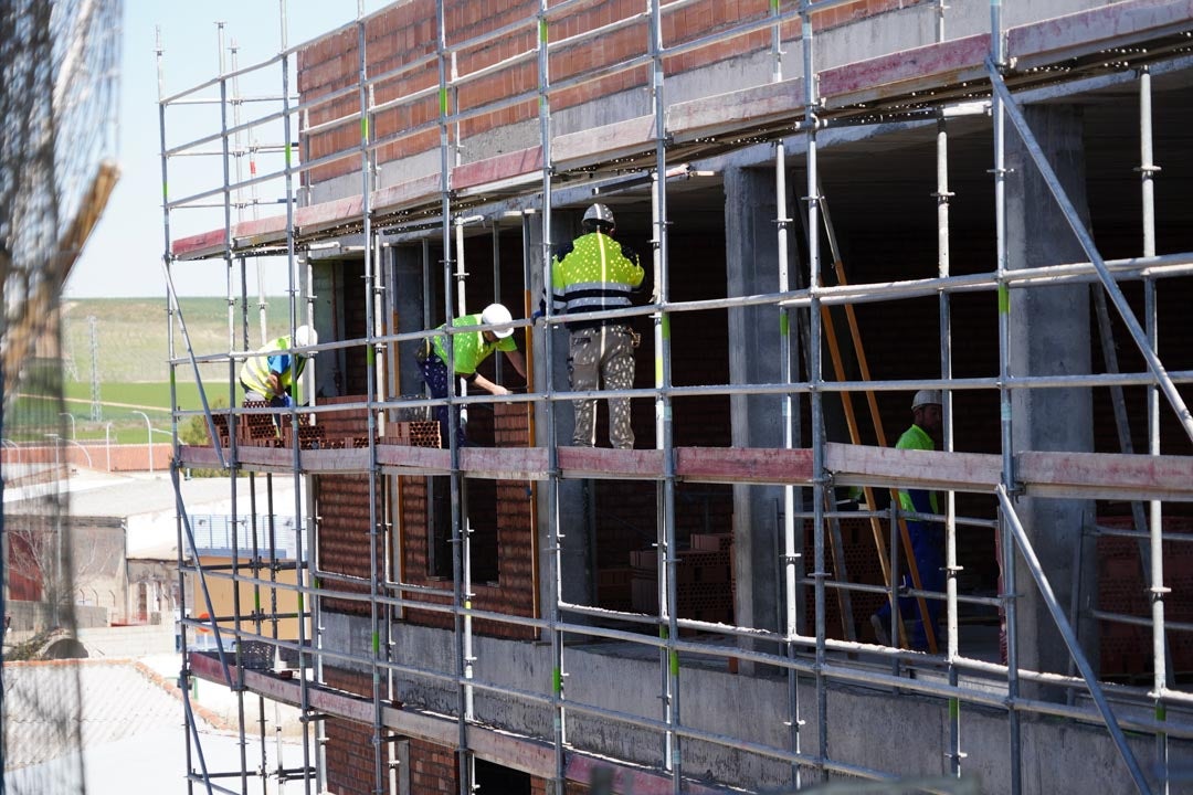 Isabel Blanco durante su visita a las obras de la nueva residencia de Puente Ladrillo en Salamanca