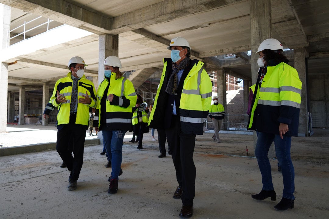 Isabel Blanco durante su visita a las obras de la nueva residencia de Puente Ladrillo en Salamanca