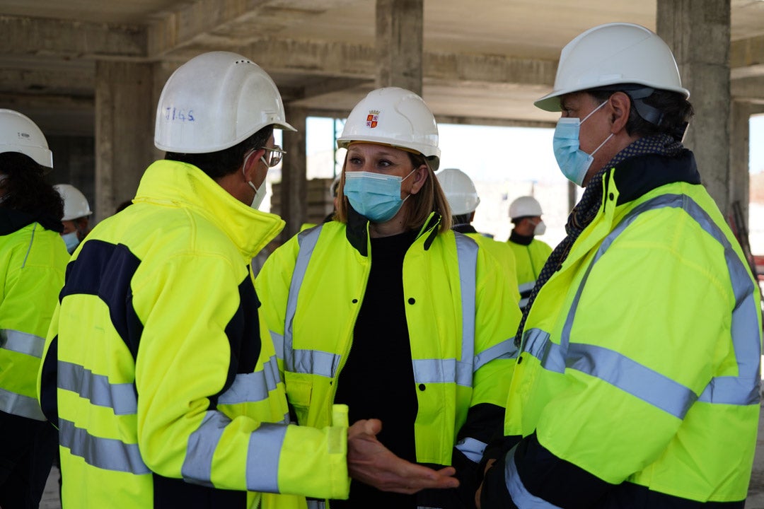 Isabel Blanco durante su visita a las obras de la nueva residencia de Puente Ladrillo en Salamanca