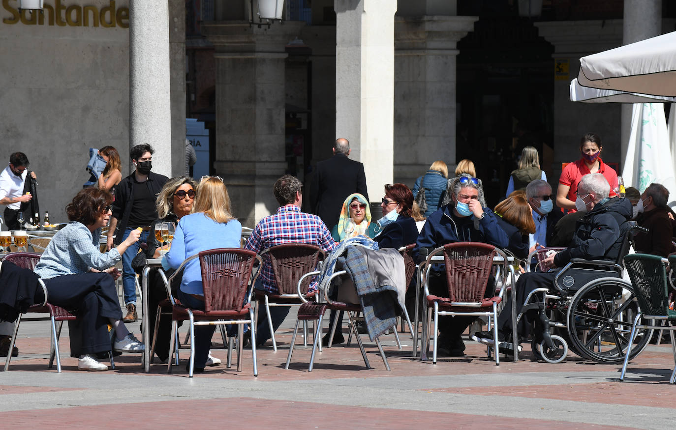 Las terrazas de los establecimientos de la Plaza Mayor y Portugalete rebosaban de clientes gracias al buen tiempo. 