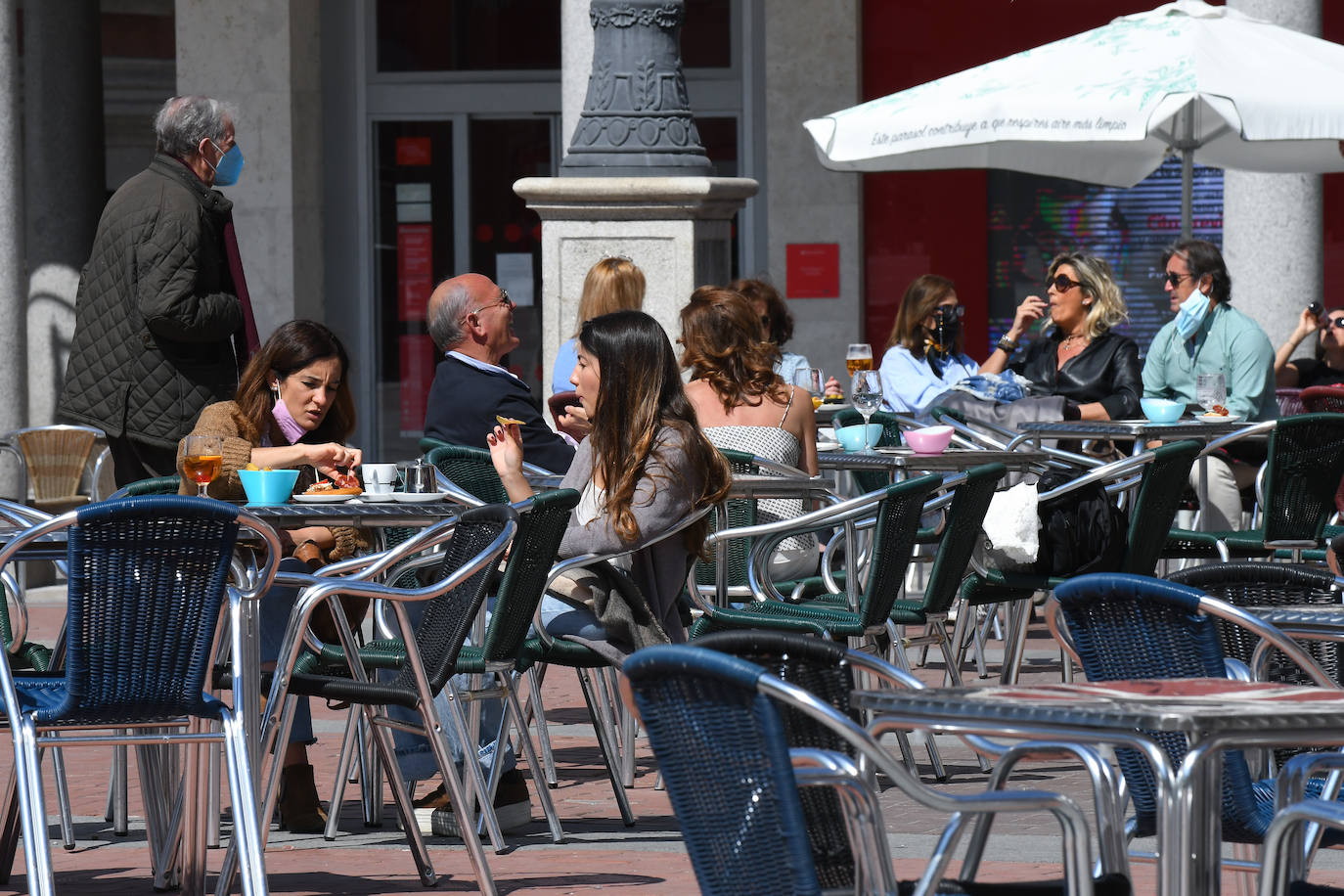 Las terrazas de los establecimientos de la Plaza Mayor y Portugalete rebosaban de clientes gracias al buen tiempo. 