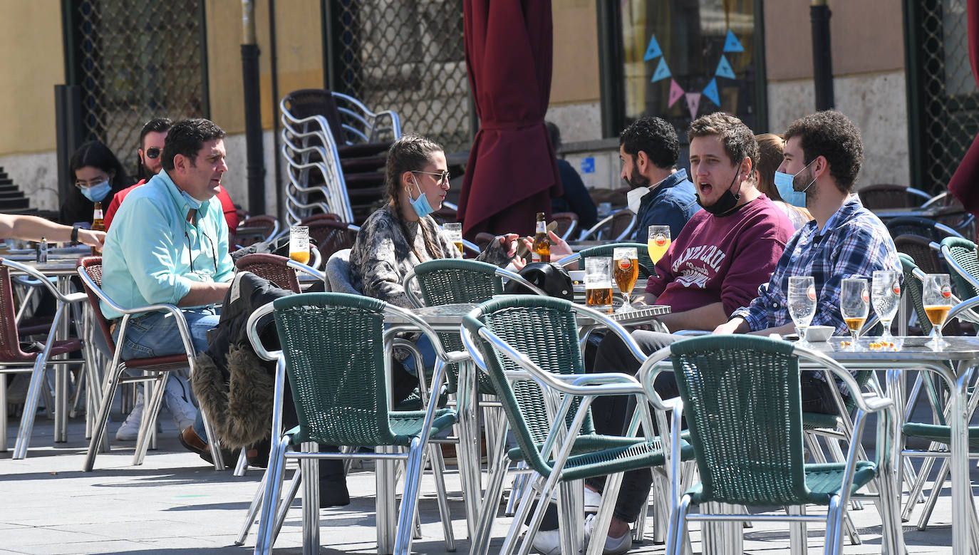 Las terrazas de los establecimientos de la Plaza Mayor y Portugalete rebosaban de clientes gracias al buen tiempo. 