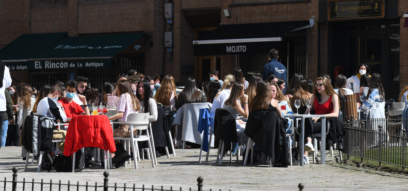 Las terrazas de los establecimientos de la Plaza Mayor y Portugalete rebosaban de clientes gracias al buen tiempo. 