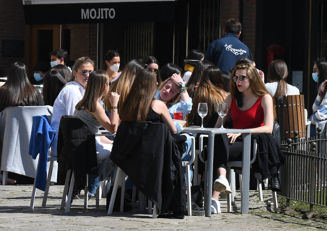 Las terrazas de los establecimientos de la Plaza Mayor y Portugalete rebosaban de clientes gracias al buen tiempo. 