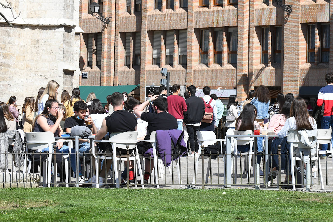Las terrazas de los establecimientos de la Plaza Mayor y Portugalete rebosaban de clientes gracias al buen tiempo. 