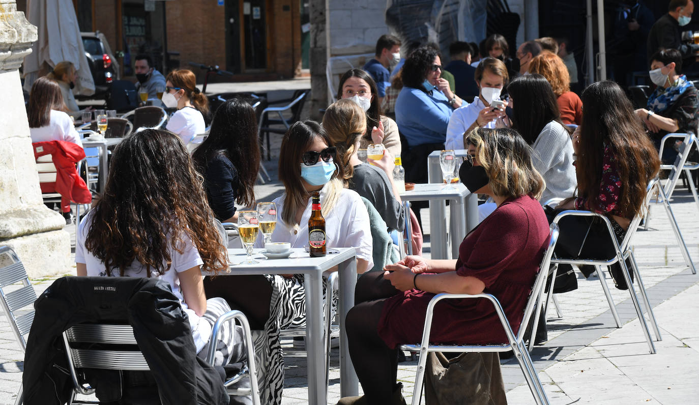 Las terrazas de los establecimientos de la Plaza Mayor y Portugalete rebosaban de clientes gracias al buen tiempo. 