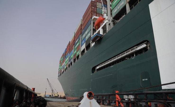 El bloqueo del canal de Suez, en imágenes