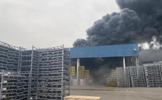 Imagen principal - Incendio en la nave del Grupo Antolín en Chrastava.