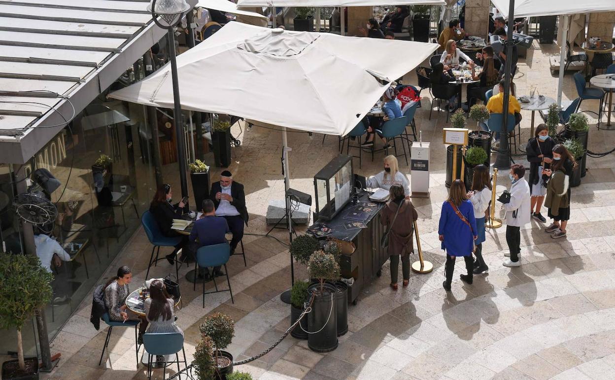 Clientes en la terraza de un bar. 