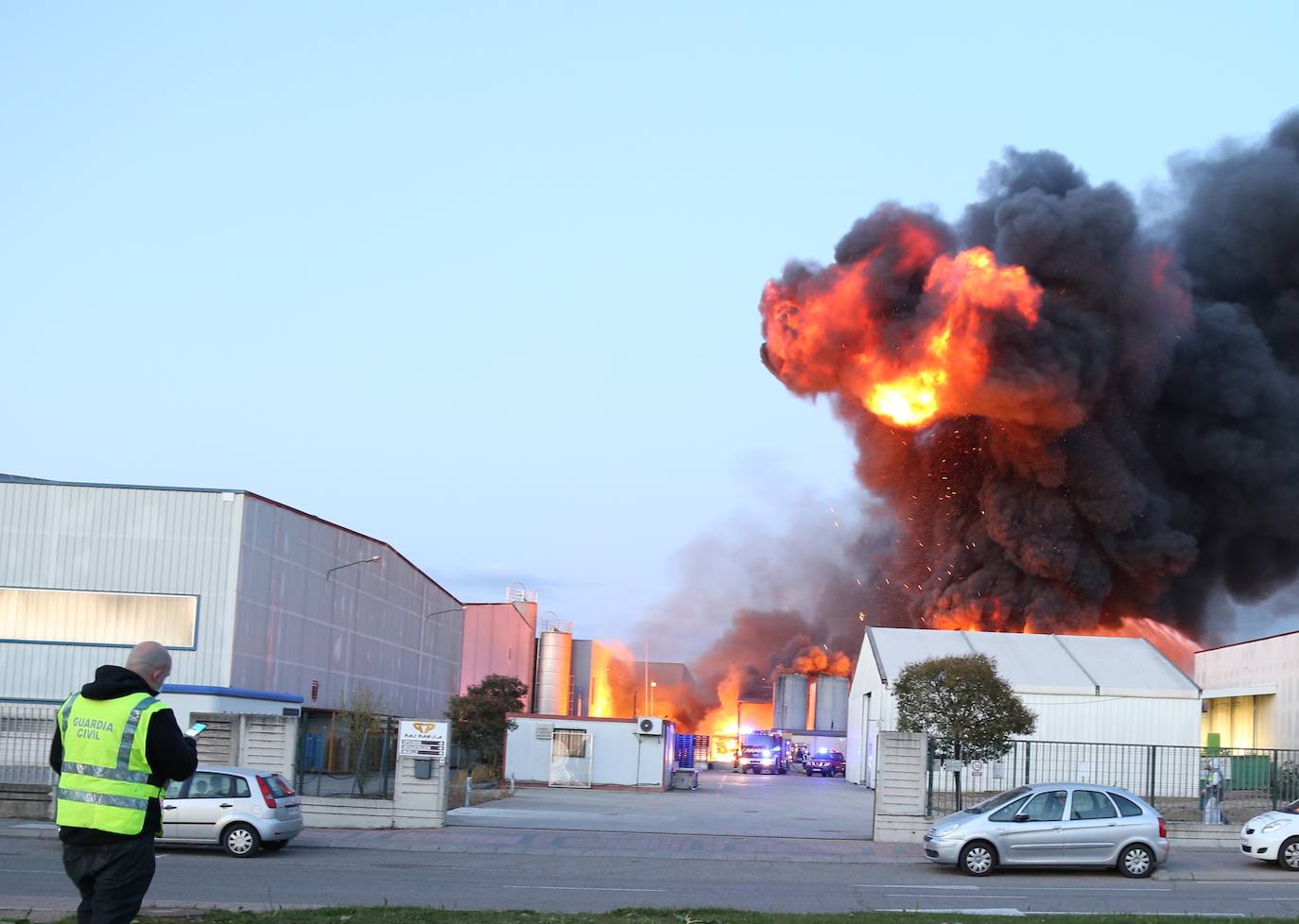 Fotos: Espectacular incendio en una fábrica de Venta de Baños