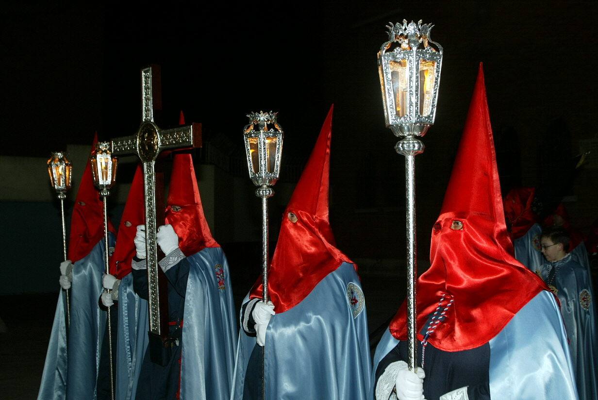 2004. Cofrades de la Exaltación de la Santa Cruz y Nuestra Señora de los Dolores, en el Vía Crucis.