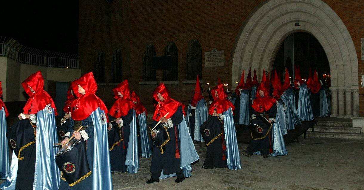 2004. Cofrades de la Exaltación de la Santa Cruz y Nuestra Señora de los Dolores, en el Vía Crucis.