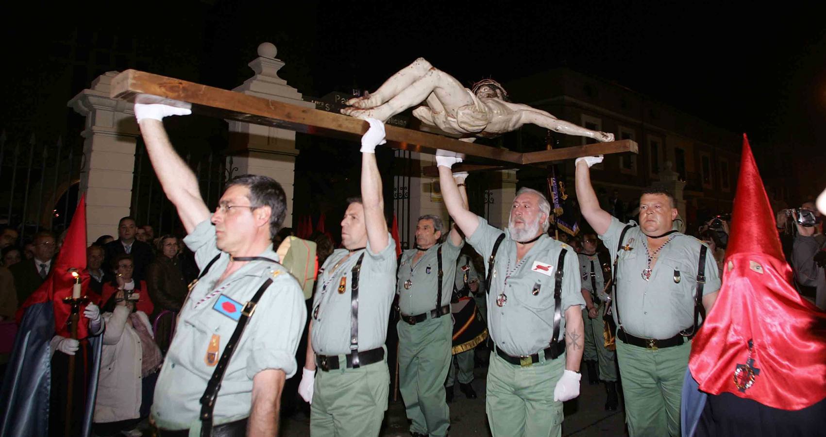 2008. Los veteranos legionarios portan el paso Santísimo Cristo de la Buena Muerte en la procesión de la Exaltación de la Santa Cruz y Nuestra Señora de los Dolores.