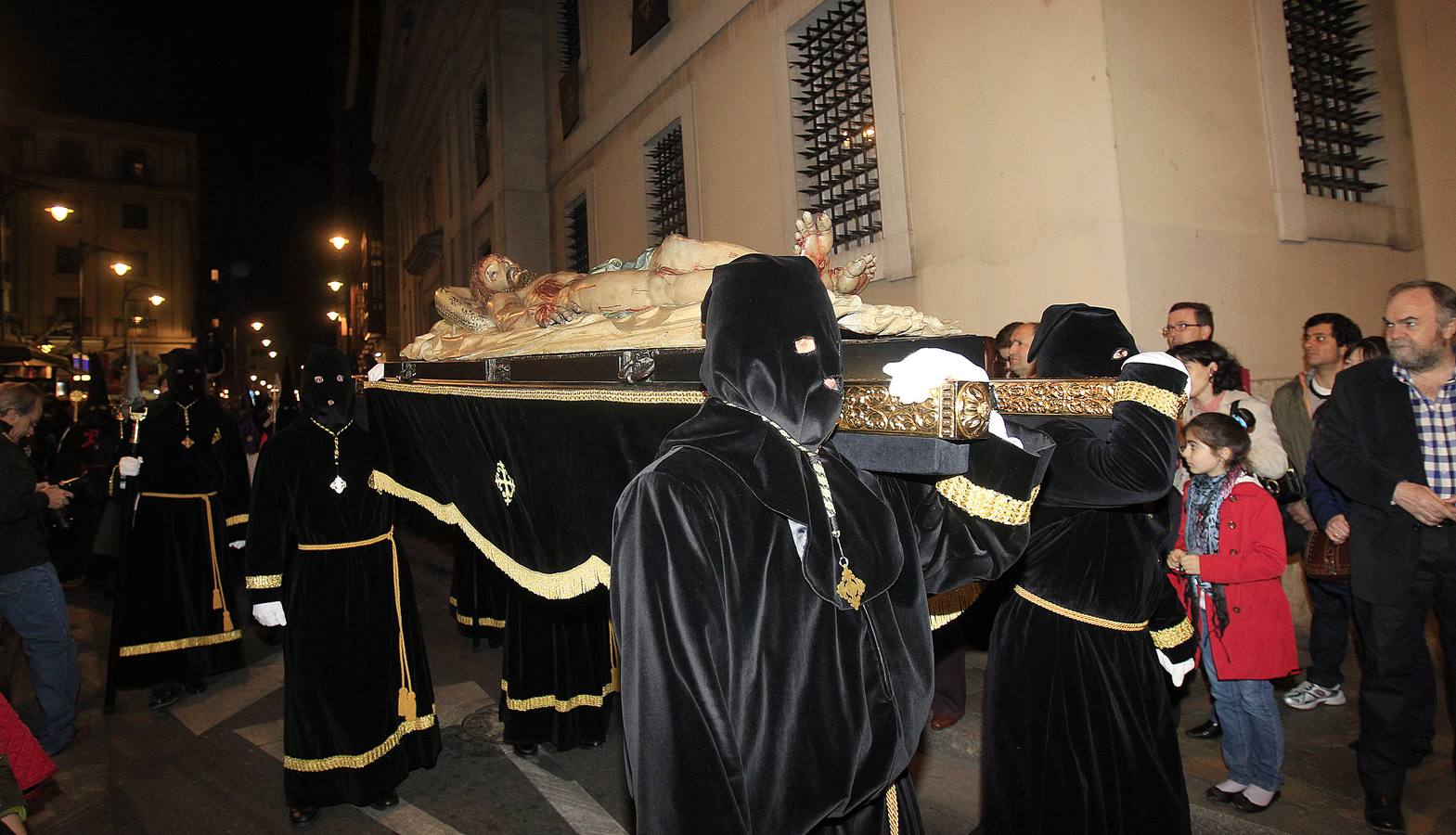 2012. Los cofrades del Santo Entierro portan a hombros el Cristo Yacente.