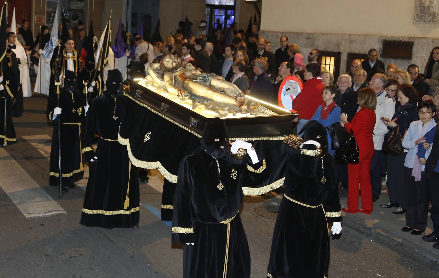 2014. El Cristo Yacente, a punto de entrar en la iglesia de San Lorenzo